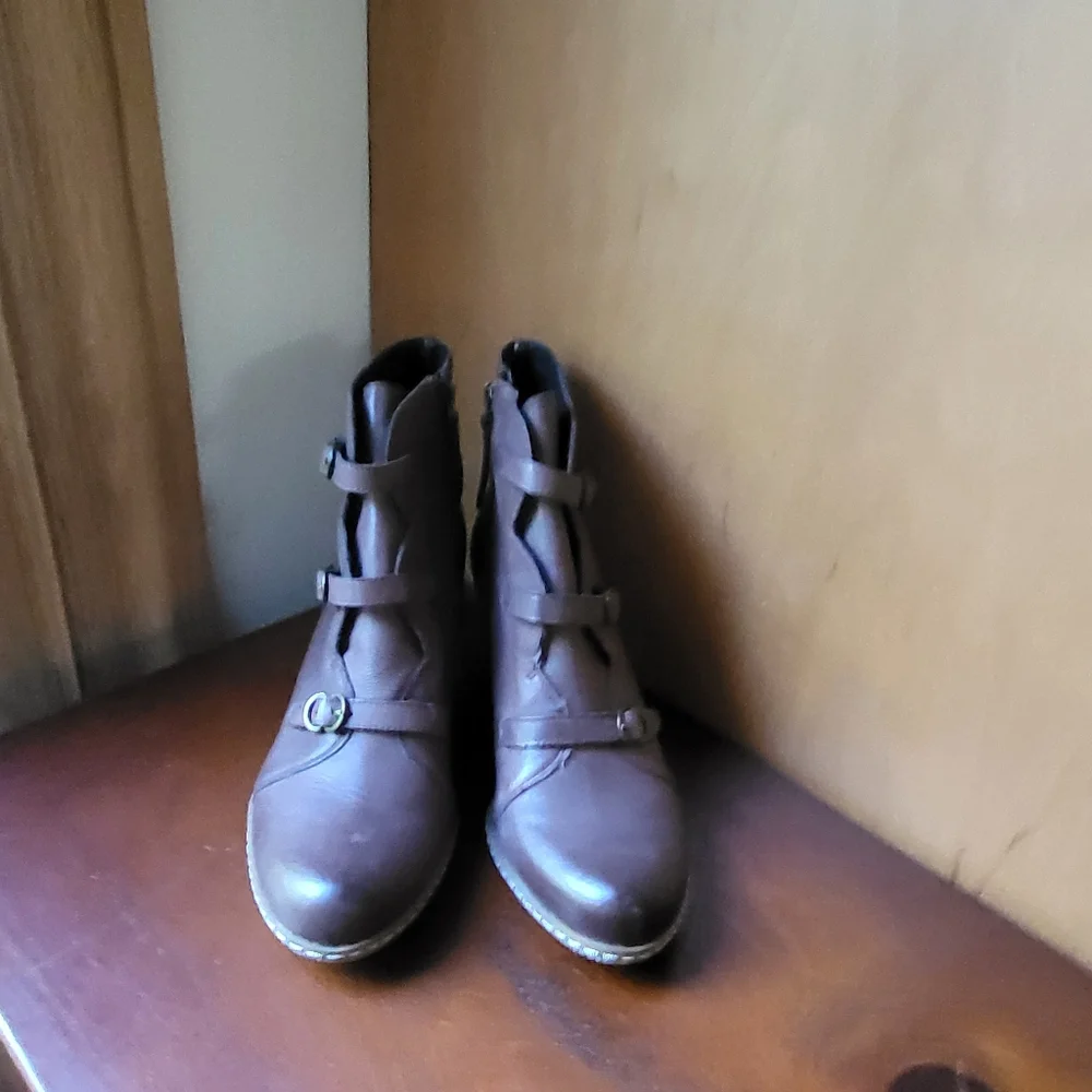 NEW Franco Sarto Leather Wedge Boots Size 9